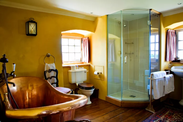 Erskine Bathroom 1 Re Sized 768x513
